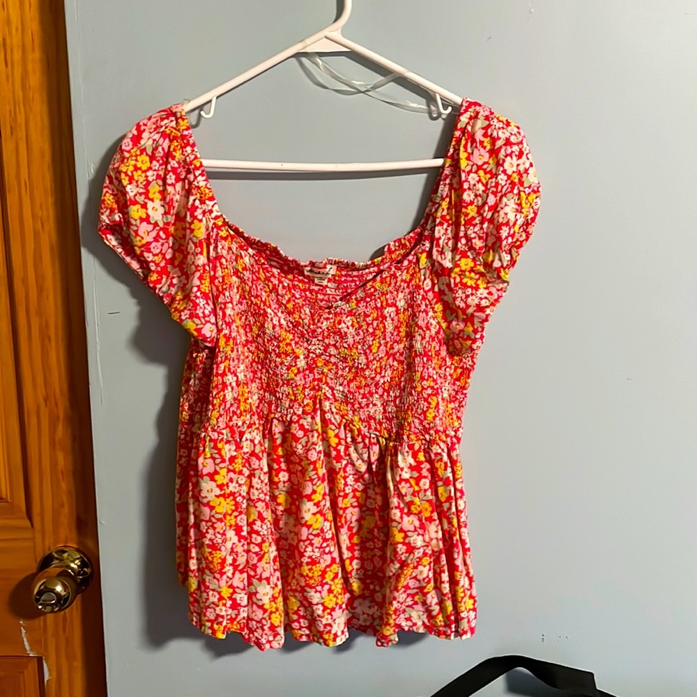 Cute summer flower blouse! Stretchy it’s 1X but runs like a XL